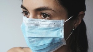 Česká firma začala vyrábať rúška, ktoré zachytávajú a ničia koronavírus