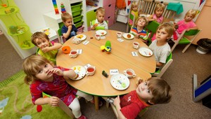 Realita v škôlkach. Na Slovensku deti jedlo dostávajú, v zahraničí si ho nosia