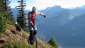 Ak spadneš, zomrieš. Muž (38) zdoláva útesy na 1 kolese