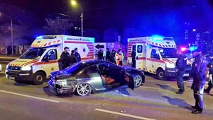 Vodič kilometre unikal pred políciou. Po havárii políciu prekvapilo, kto je za volantom