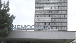 Tragická noc v ružinovskej nemocnici: Senior (†91) vypadol z balkóna