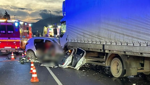 Po zrážke kamióna a osobného auta zomreli dvaja ľudia