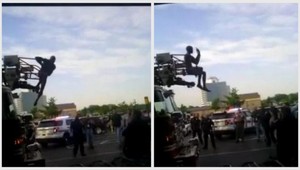 VIDEO. Naháč (24) odmietal zliezť z hasičského auta!