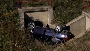 Mladík bez vodičáku sa prevrátil do kanálu. Zomrel mladý človek, ďalší traja sú zranení