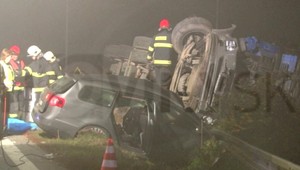 Tragická nehoda. 2 mŕtvi, 4 mladí ľudia bojujú o život