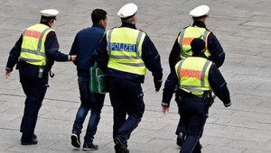 Desiatky migrantov obťažovali tri tínedžerky, napadli aj policajtov