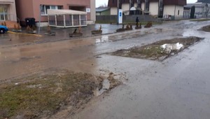 Humenčania chystajú žalobu. Pre opravu kanalizácie bojujú s výtlkmi a s blatom