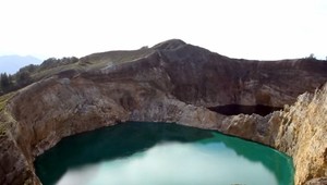 Indonézský vulkán fascinuje tromi rôznymi farebnými jazerami