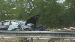 D2 pri Kútoch je uzavretá. Vodič kamiónu sa nevenoval plne šoférovaniu, havaroval aj vodič Tesly