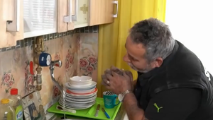 Po dlhých rokoch ľuďom v bytovke konečne tečie voda z kohútikov