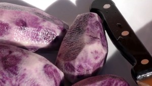 V záhrade pestuje fialové zemiaky. Podľa lekárov pôsobia proti zápalom aj rakovine