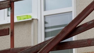 Päťročné dieťa spadlo z balkóna. Neudržali ho prehnité dosky zábradlia