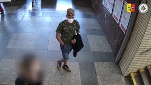 Otrasný čin sexuálneho predátora: Dievča pritlačil o kupé vlaku, predtým pred ňou masturboval