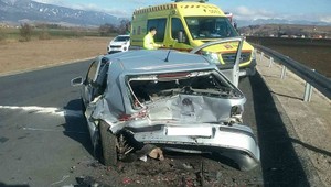 Nehoda dvoch automobilov. Na mieste zasahuje vrtuľník