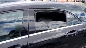 Prípadov, kedy rodičia nechali dieťa v aute, pribúda. Správanie rodičov okomentoval aj psychológ