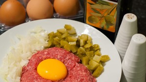 Za podávanie tatárskeho bifteku hrozí väzenie