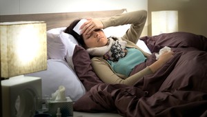 Počet chorých na chrípku stúpa, zatvárajú školy