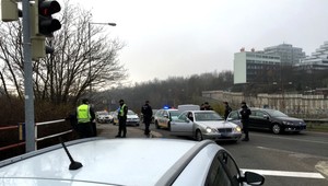 Policajti od maďarských hraníc naháňali Mercedes. Zastavili ho v Bratislave