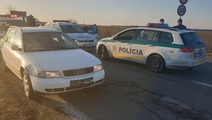 Policajná naháňačka pri Malackách. Podozrivé auto zastavil až druhý výstrel