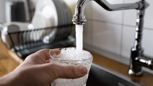 Studničná voda verzus voda z vodovodu. Ktorá je lepšia?