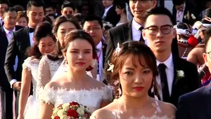 Hromadná budhistická svadba na Srí Lanke - zviazané malíčky znamenajú večnú lásku