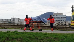 Vážna nehoda v Humennom, zasahujú sanitky aj vrtuľník