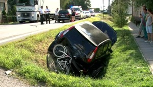 Auto zrazilo tri deti, jedno ostalo zakliesnené pod autom