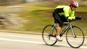 Branislav (33) narazil do stromu, na mieste bol mŕtvy