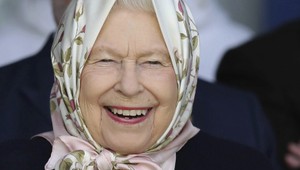 Kráľovná si vystrelila z nič netušiacich turistov