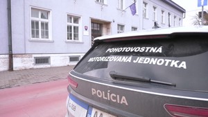 Trojica mladíkov brutálne napadla muža. Ukradli mu peňaženku a cigarety