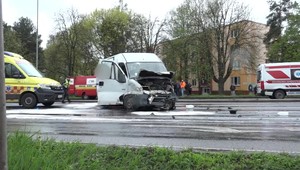 Nehodu osobného auta a dodávky neprežil jeden človek