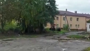 Štáb TV JOJ na Ukrajine: Ruské vojská zanechali po sebe aj bojové stanoviská