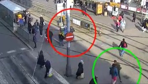 Muž vykonával potrebu pri zastávke, policajtky ho chceli zastaviť. Obe brutálne zmlátil