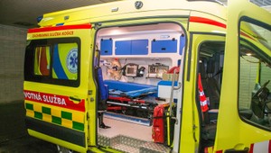 Agresívny muž pri prevoze napadol zdravotníka. Teraz mu hrozí až päť rokov väzenia