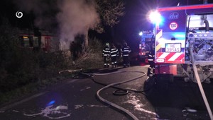 Auto po zrážke so zverou zachvátili plamene. Dvaja muži utrpeli zranenia