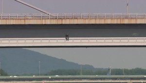 Dramatické ráno v Bratislave: Muž chcel skočiť z Mosta SNP