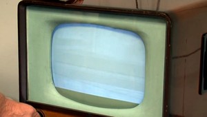 VIDEO: Neznámy páchateľ chodil s televízorom na hlave, pred dverami domov nechával prekvapenie