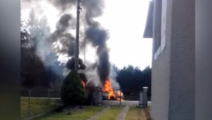 Predvianočné nákupy im zmaril požiar auta. Horieť začalo počas jazdy