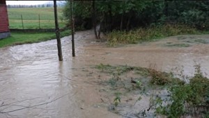 Rodinu v Lendaku už 13 rokov sužujú prívalové dažde. Postavili si nový dom, no voda zaliala aj ten