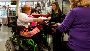 Zdravé deti s vozičkármi v jednej triede, školy ich čoraz viac začleňujú