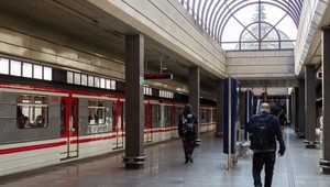Kočík spadol do koľajiska pražského metra. Premávku museli okamžite prerušiť