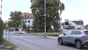 Na červenú aj pred policajtmi. V Bernolákove vládne dopravný chaos