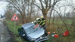 Čelná zrážka áut si vyžiadala jeden život. Cestu museli uzavrieť