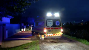 Bujará zábava opitých mladých žien skončila nehodou. Auto uniesol silný prúd vody