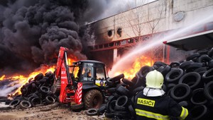 FOTO: Hasiči už deväť hodín bojujú s požiarom v Šuranoch.