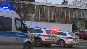 Polícia obvinila mladého muža z vraždy dvojročného syna. Hrozí mu výnimočný trest