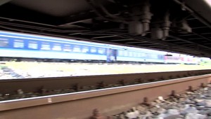 Muž si sadol priamo pred idúci vlak. Po amputácii bojuje o život