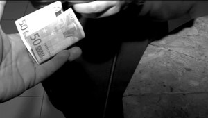 Zamestnanec úradu je podozrivý z prijímania úplatkov. Mal brať peniaze aj víno