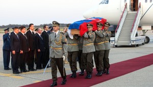 ZÁZNAM. Zastreleného vojaka priviezol vládny špeciál