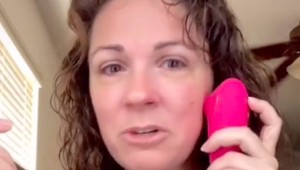 Pomýlila si vibrátor s masážnym prístrojom na tvár: Predvádzala, ako funguje